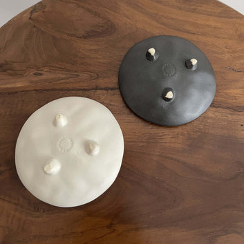 Mame Plate Elegant Black & Innocent White Set
